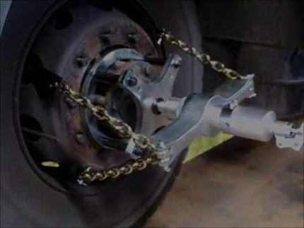 video showing hgv wheel puller being used to pull a wheel hub